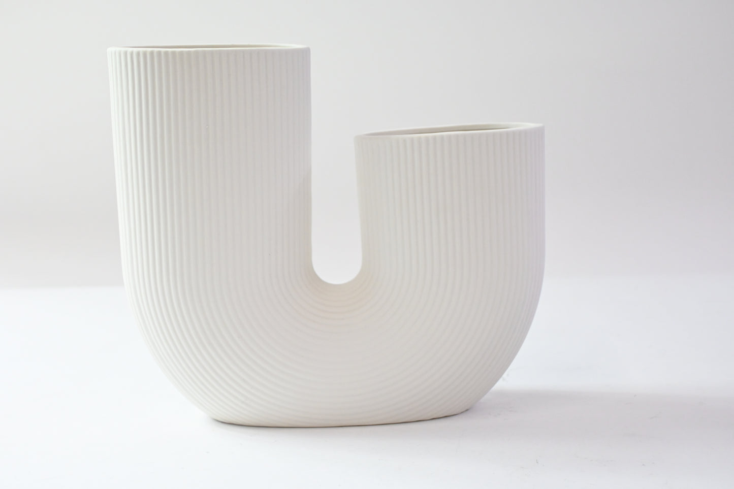 White Irregular U-Shaped Ceramic Vase Striped Flower Vase Wedding Home Décor